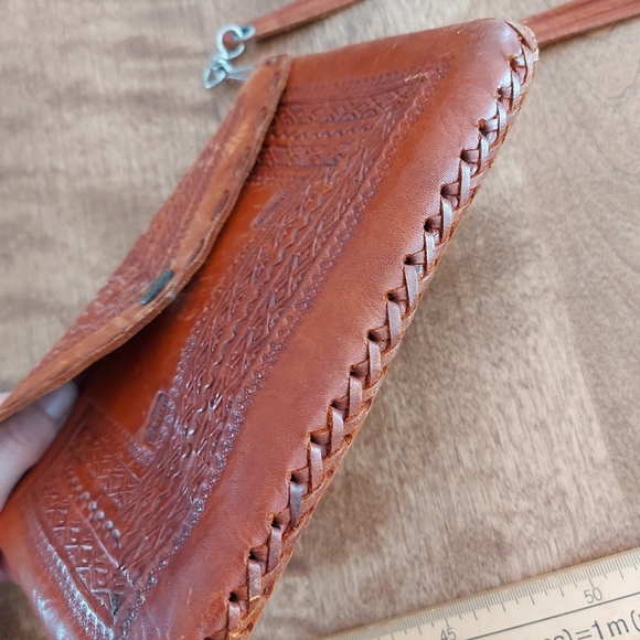 Handmade genuine leather tooled small crossbody crafted purse - Picture 6 of 8